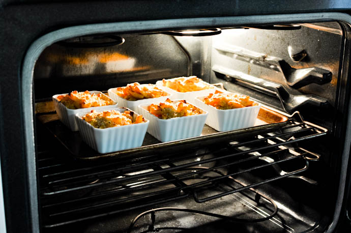 Baking individual portions of macaroni and cheese