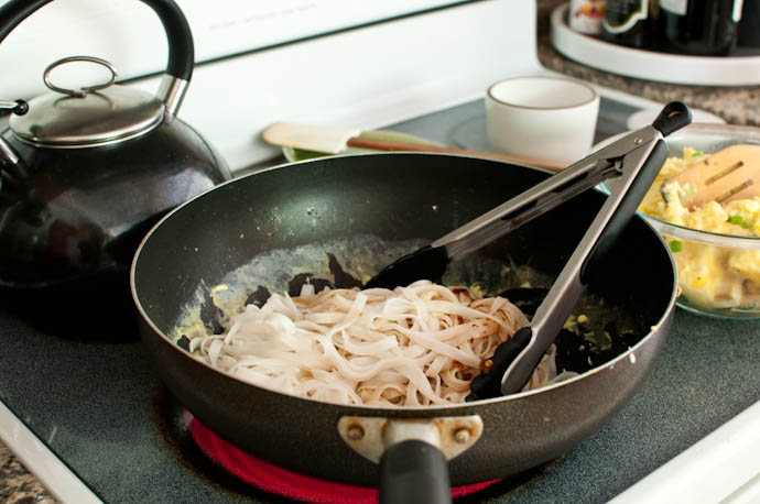 Cooking Pad Thai noodles